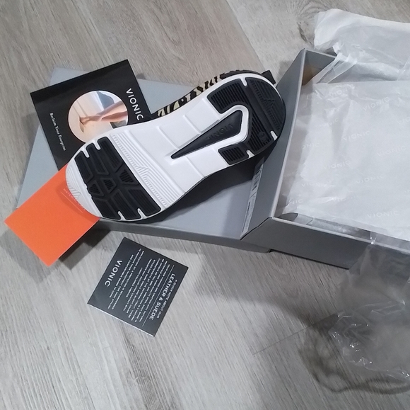 Vionic Women's Sneakers NEW IN BOX - Picture 3 of 6